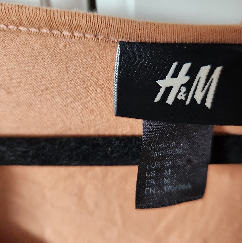 H&M ruffle shoulder top - Picture 3 of 5